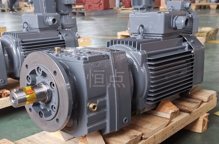 RF47系列減速機配直聯電機，立式安裝 輸出法蘭+軸 實物圖